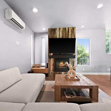 Minutes To Ski Resorts & Downtown, Yard, Fire Pit